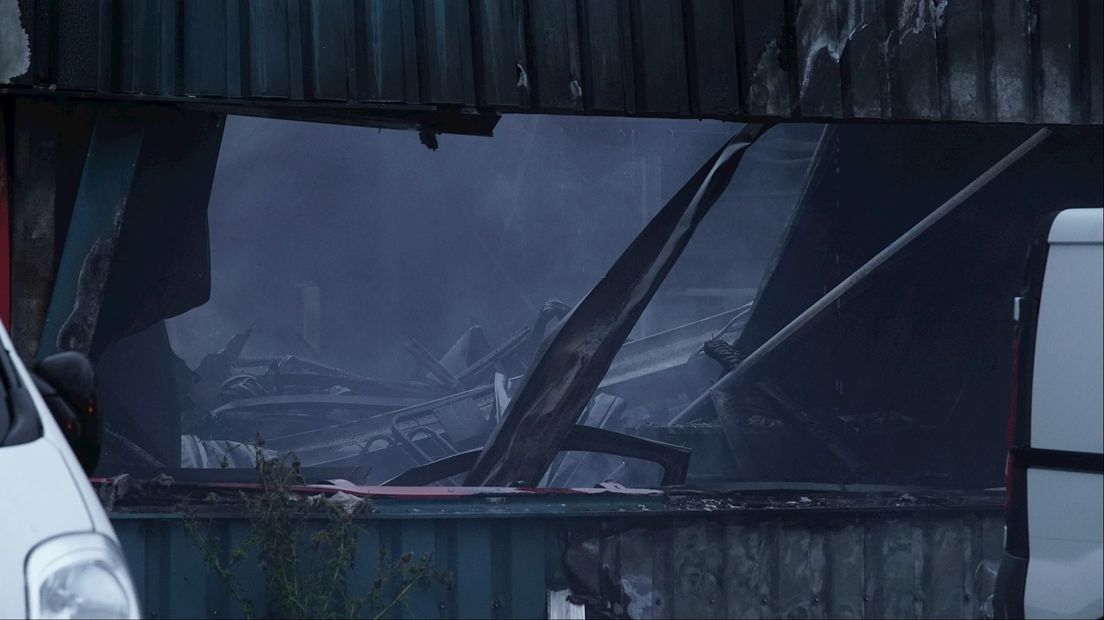 Uitslaande brand in Deventer legt autobedrijf in de as