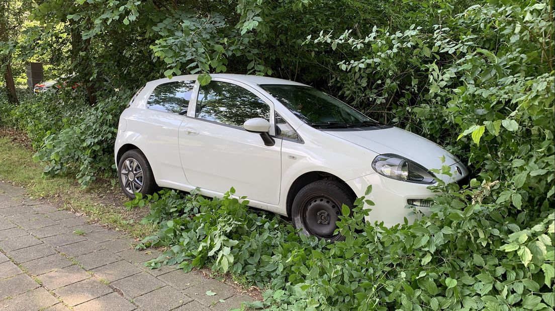 Auto in Deventer moet uitwijken en raakt bijna vader met zoontje op het voetpad
