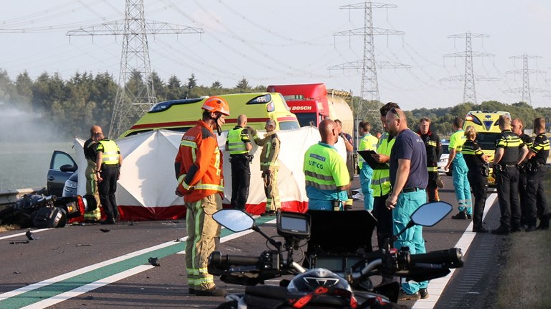 Het dodelijk ongeluk op de N34 bij Emmen (Rechten: Persbureau Meter)