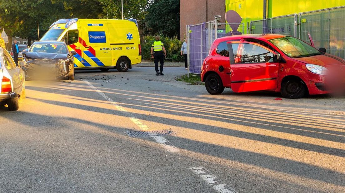 Botsing tussen twee auto's in Enschede