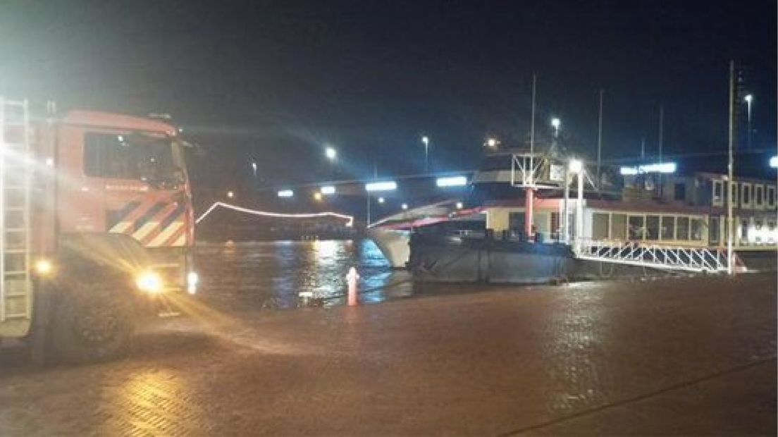 Van Rijnkade Arnhem gerolde auto foetsie door stroming