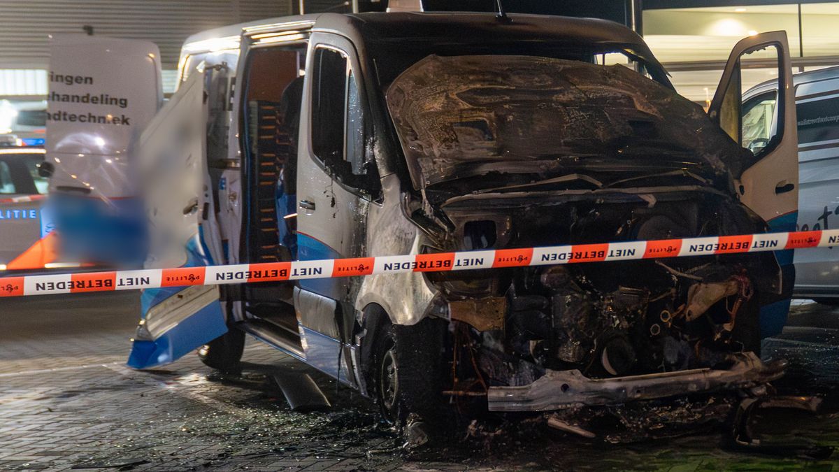 Bestelbus in brand in Deventer