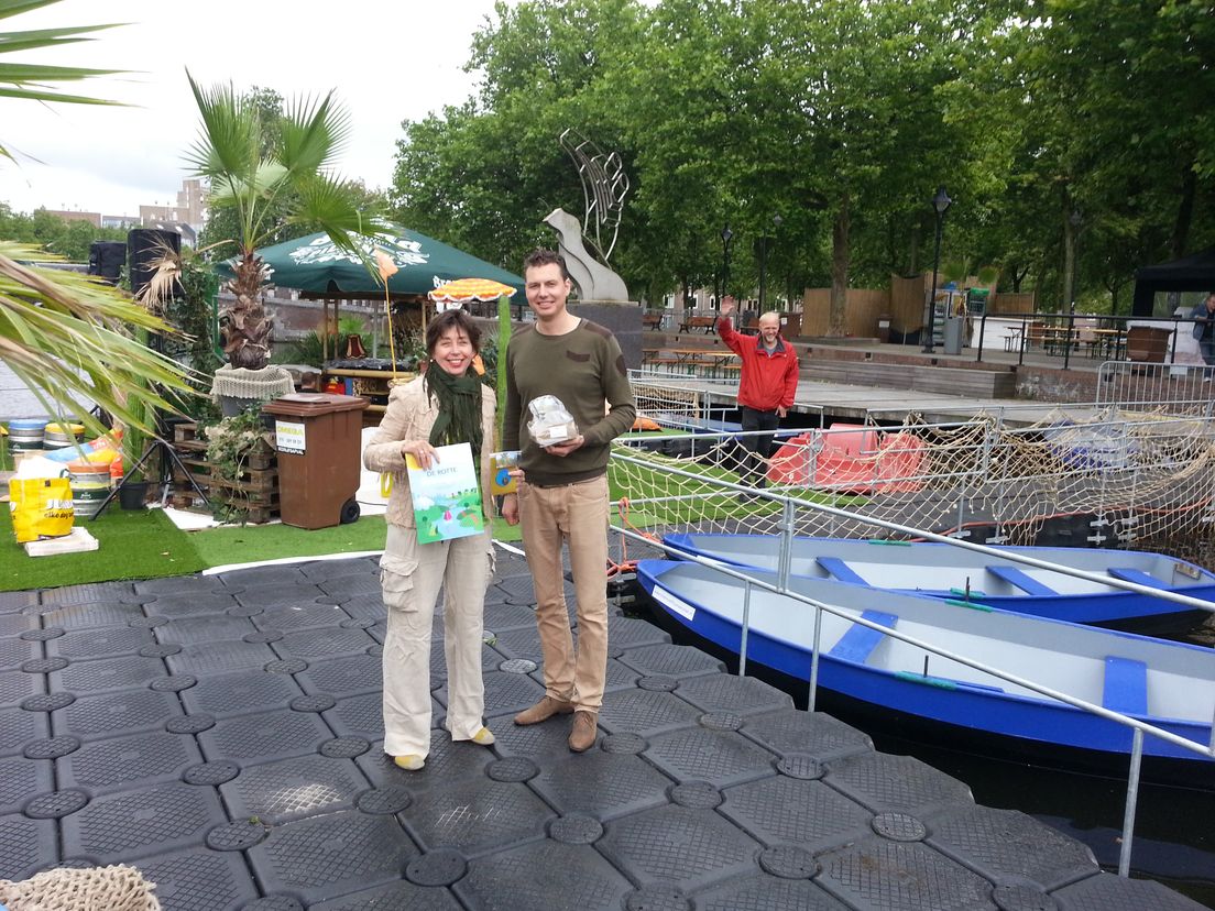 Dobberende picnic-eilanden en Rotteswim-initiatoren Anja Berkelaar en Wouter Dekker borrelen, bruisen en brilleren van pleziervertierlust en dito daadvaardige ideeen plompverloren