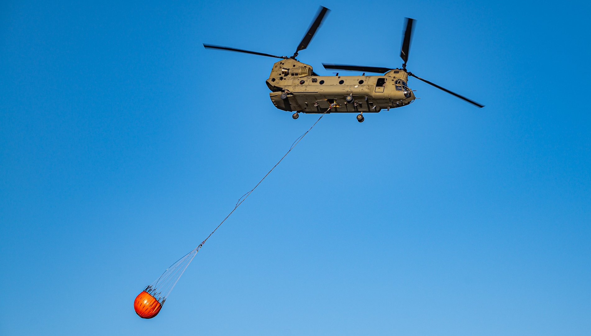 Een chinook van defensie hielp met blussen vanuit de lucht.