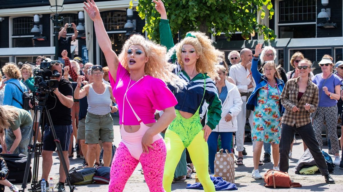 In optocht achter het straattheater aan: 