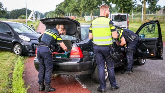 Bestuurder vlucht na ongeluk in Emmen. Bestuurder vlucht na ongeluk in Emmen.