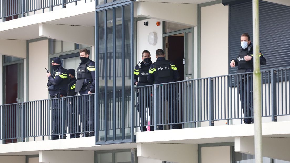 Agenten bij het huis aan de Beethovenlaan in Delft