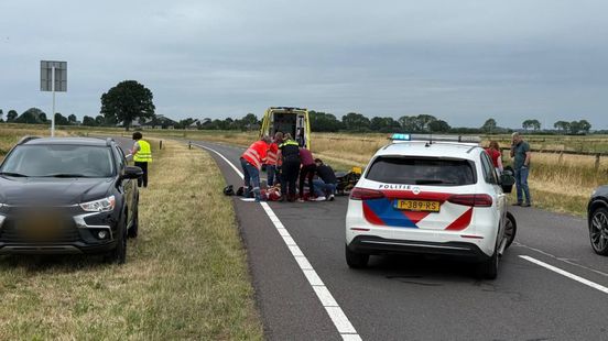 Motorrijder klapt hard achterop nadat voorligger remt