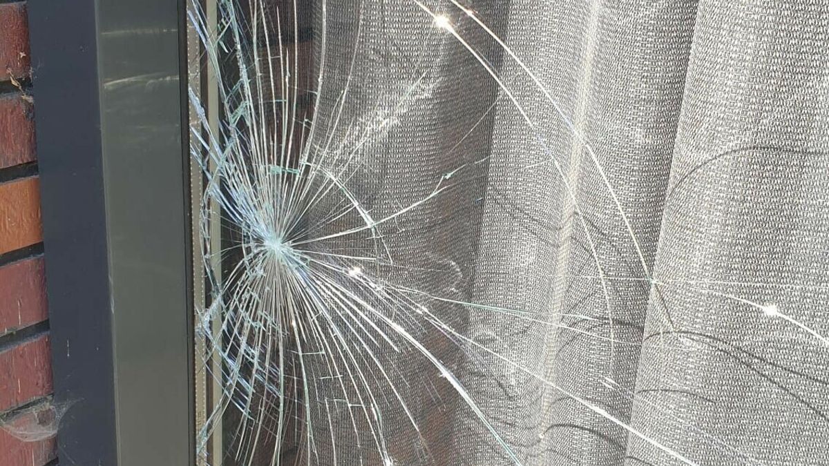 Weer een zonnepaneel van een plasdraspomp gestolen | Inbreker in De Westereen betrapt via deurbel