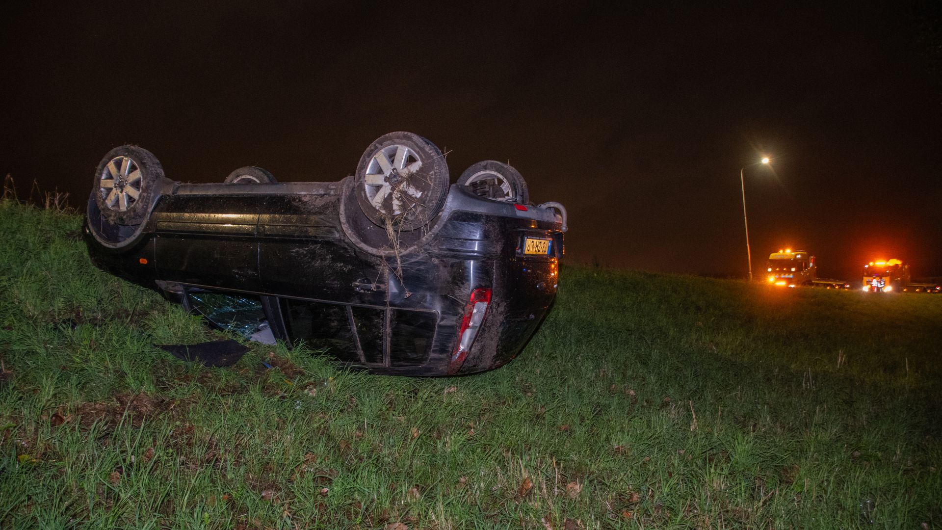 Bestuurder klimt zelf uit auto na crash bij afrit A27