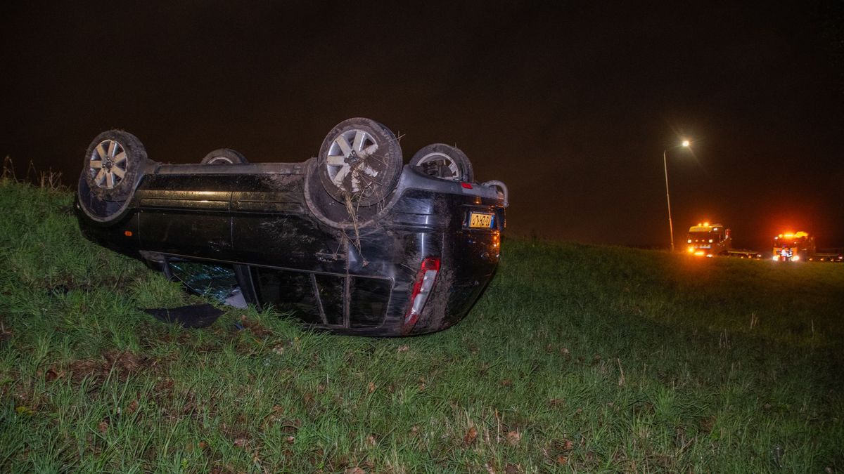 Auto raakt van de weg en slaat over de kop bij Nieuwegein