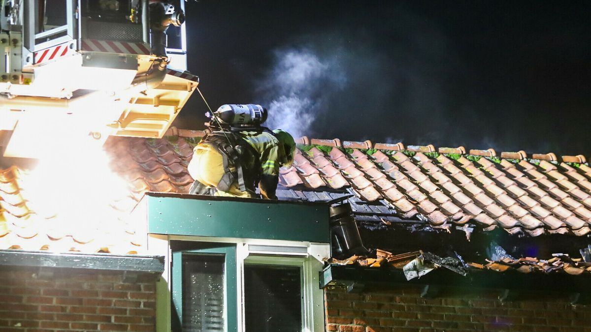 Schoorsteenbrand in Oudega verwoest bovenverdieping huis