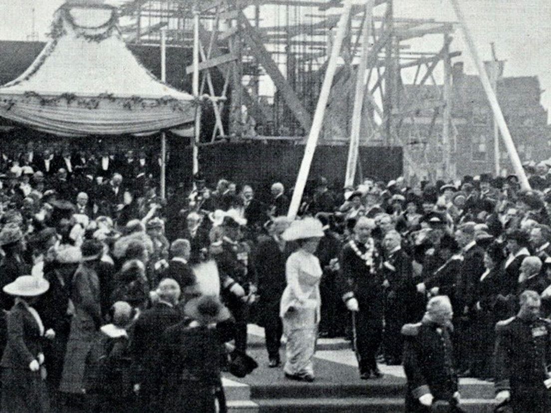 15 juli 1915: koningin Wilhelmina en burgemeester Zimmerman bij het leggen van de eerste steen. Bron: Stadsarchief Rotterdam