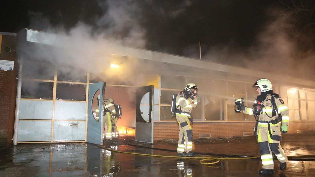 Een grote brand op een basisschool in Zwolle vanavond