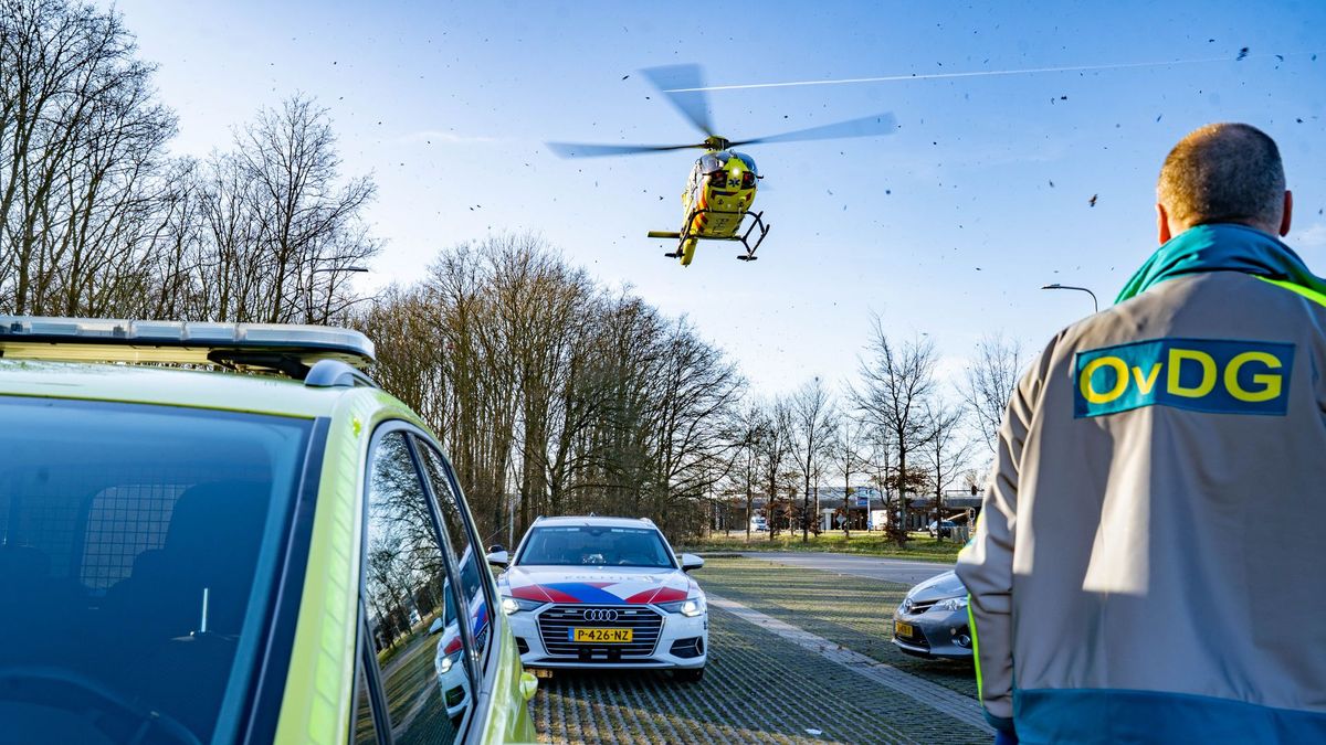 Traumahelikopter rukt uit voor bedrijfsongeval, een persoon zwaargewond
