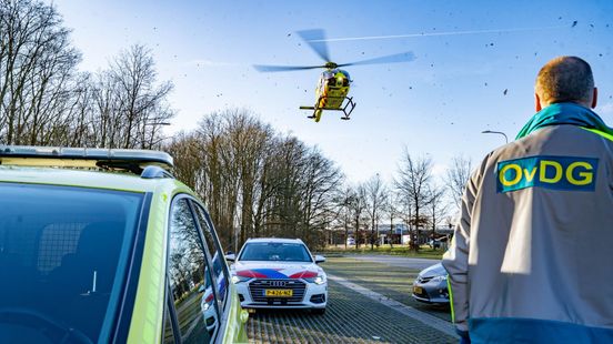 Traumahelikopter rukt uit voor bedrijfsongeval, een persoon zwaargewond