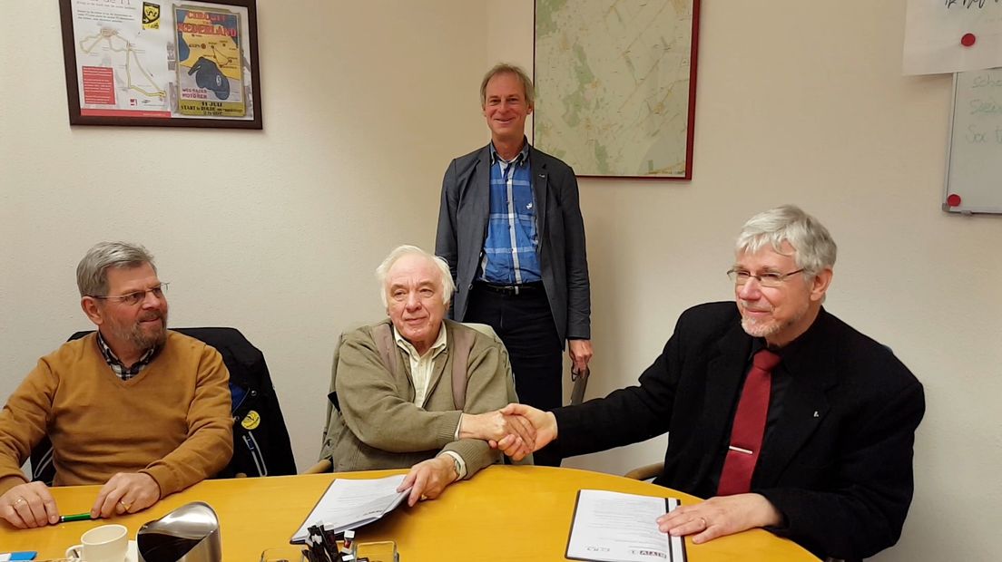 De overeenkomst wordt bezegeld met een handdruk (Rechten: Steven Stegen / RTV Drenthe)