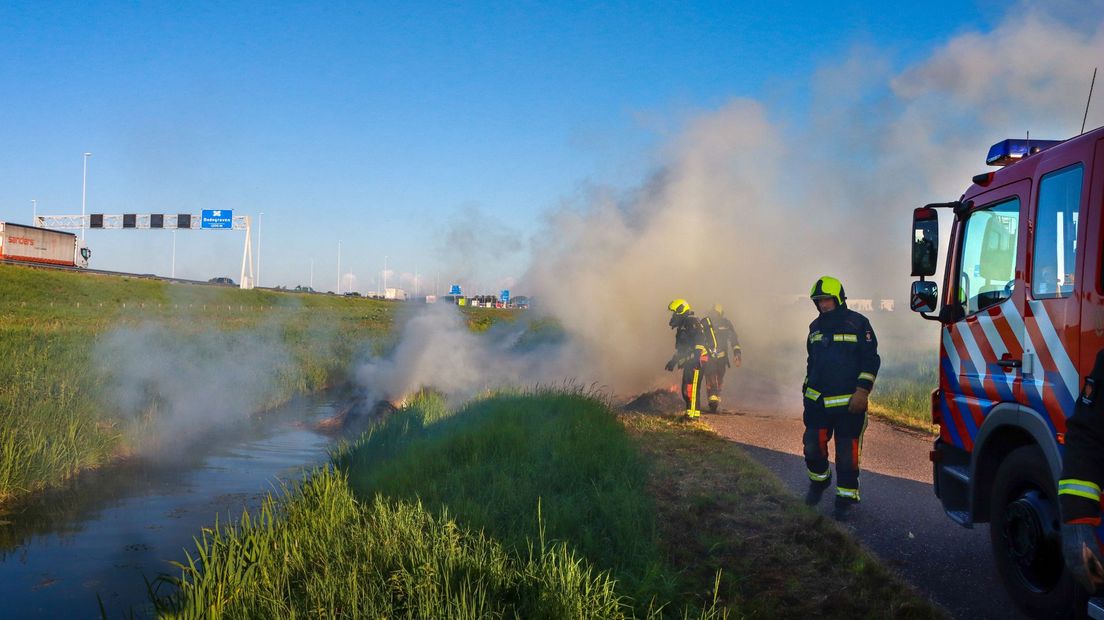 Brandende hooibalen langs de A12 bij Nieuwerbrug.