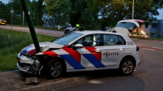 Politiewagen botst op paal in IJsselstein Home
