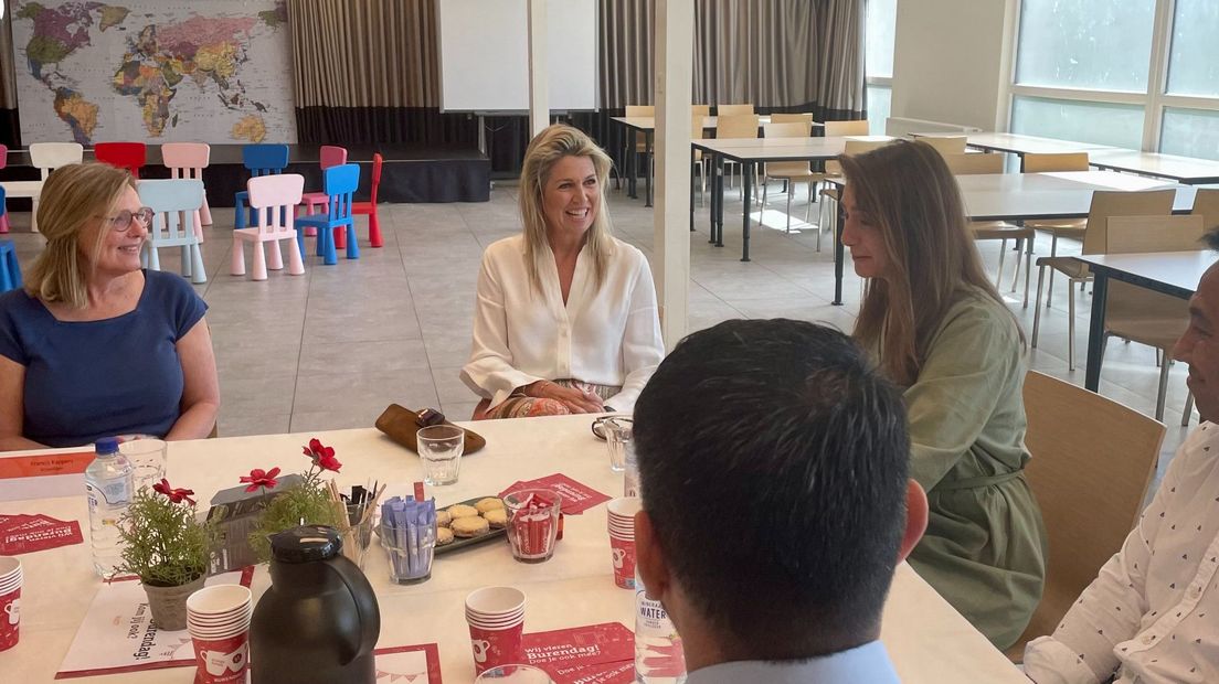 Koningin Máxima in gesprek met vrijwilligers van Stichting Schets