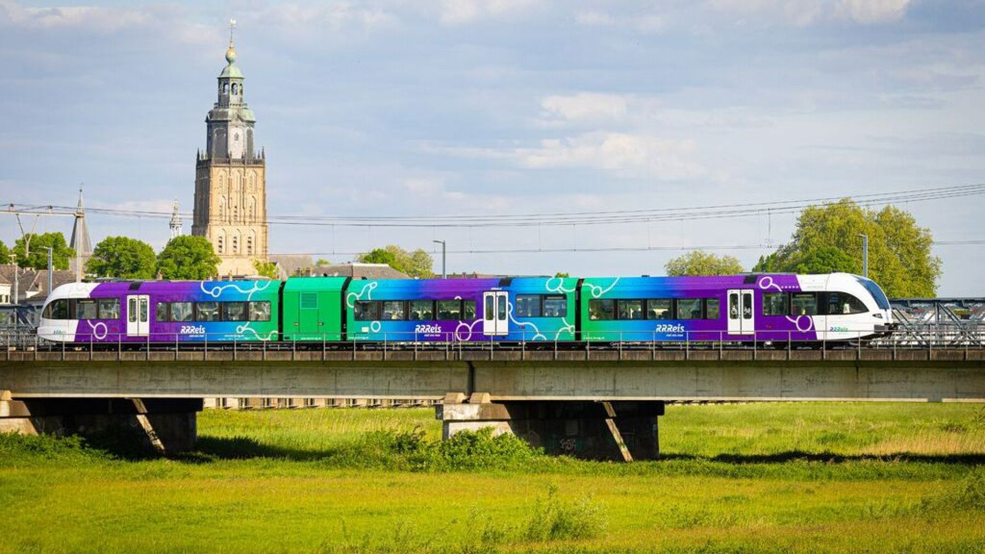 Nieuwe Arriva-trein in de kleuren van RRReis.