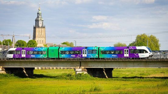 Trein vernoemd naar nummer van Normaal, band 'zeer vereerd'