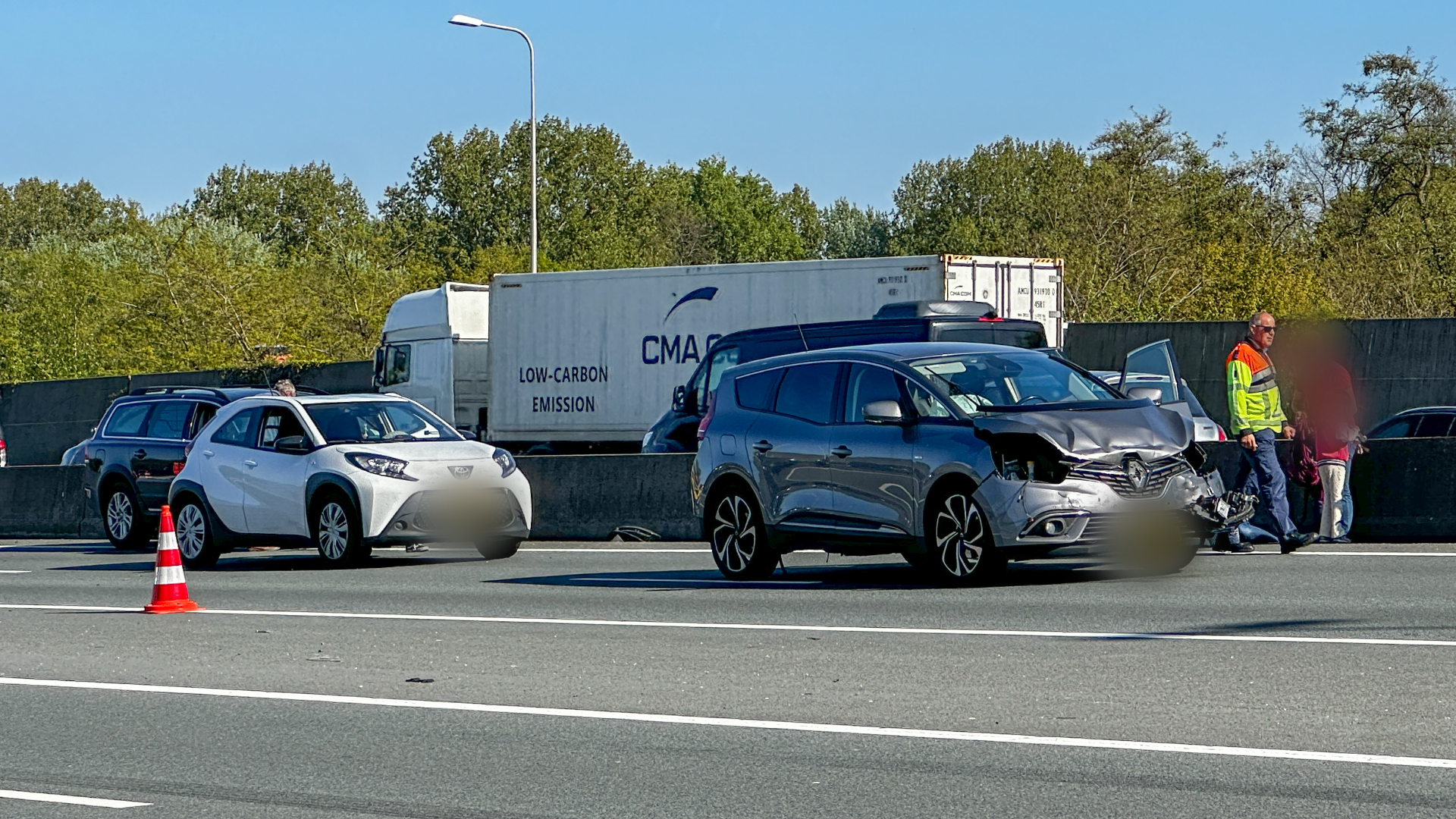 Meerdere auto's zijn met elkaar in botsing gekomen.