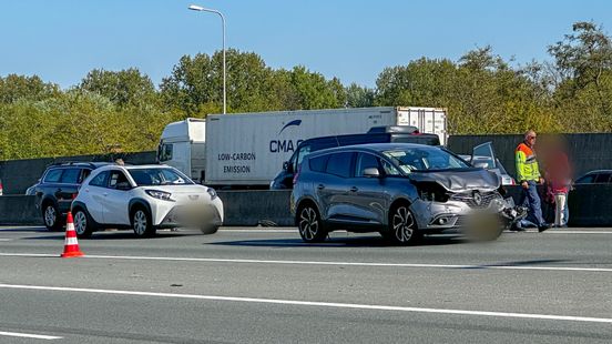 Verkeer omgeleid in avondspits na kettingbotsing op A20, weg weer vrijgegeven. Verkeer omgeleid in avondspits na kettingbotsing op A20, weg weer vrijgegeven.