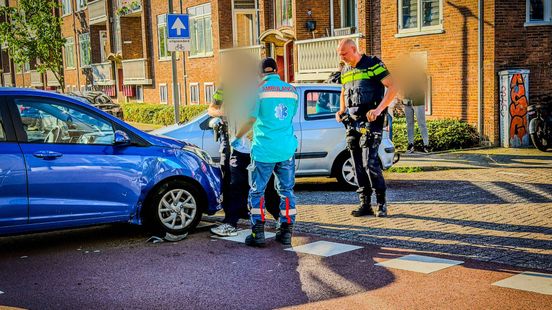 Automobilist schept scooterrijder op fietspad
