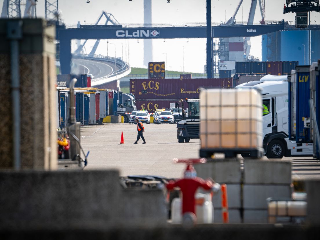 Het slachtoffer kwam tussen twee containers terecht.