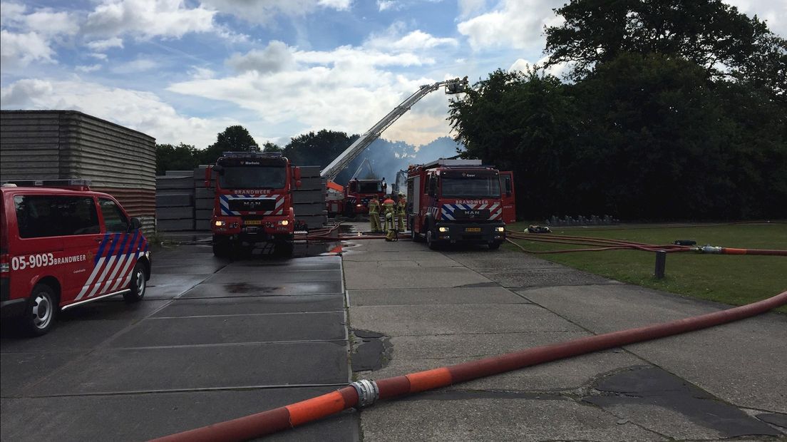 Brandweer blust aan Haaksbergerweg Goor door brand Wawollie