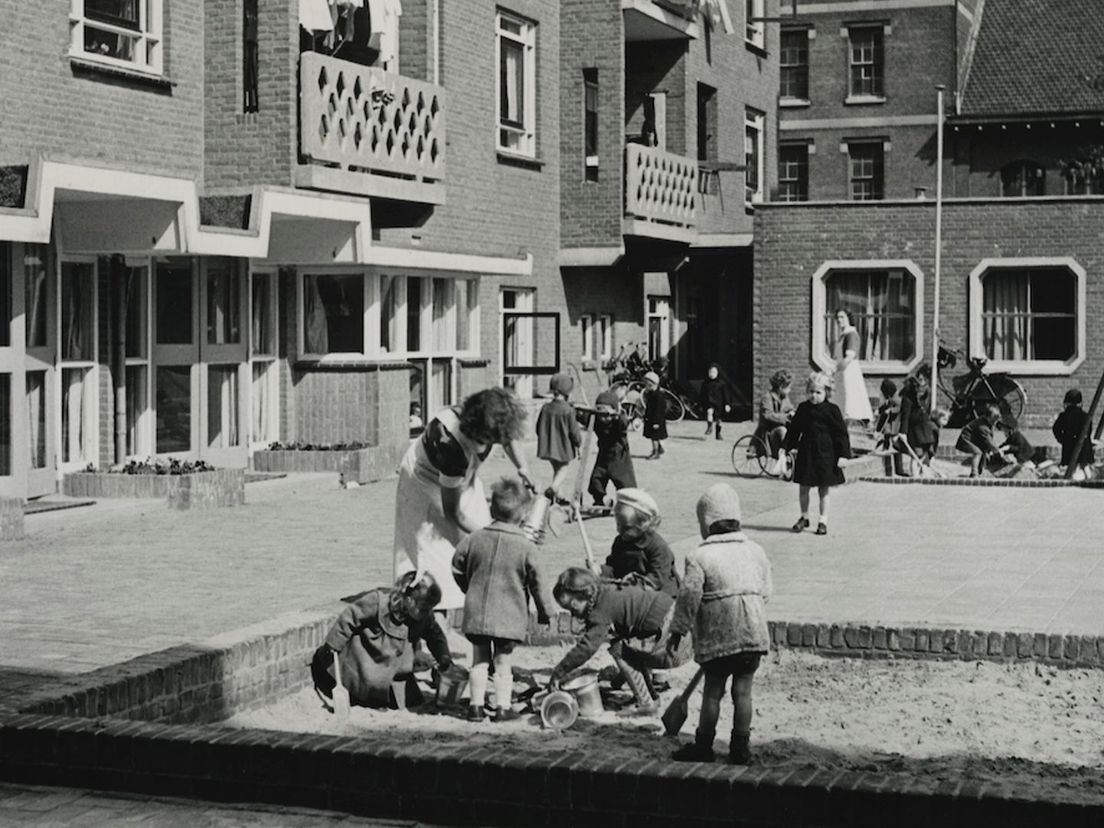 Het woonblok met kinderbewaarplaats aan de Vredenoordlaan in 1950