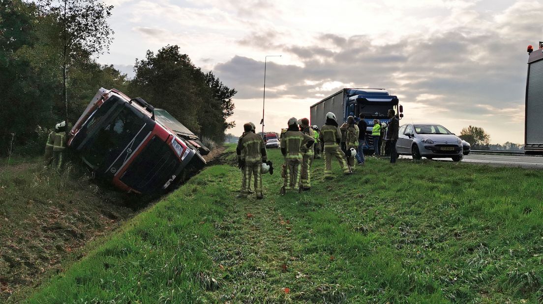 De vrachtwagen belandde in een sloot langs de A28 (Rechten: RTV Drenthe/Persbureau Meter)