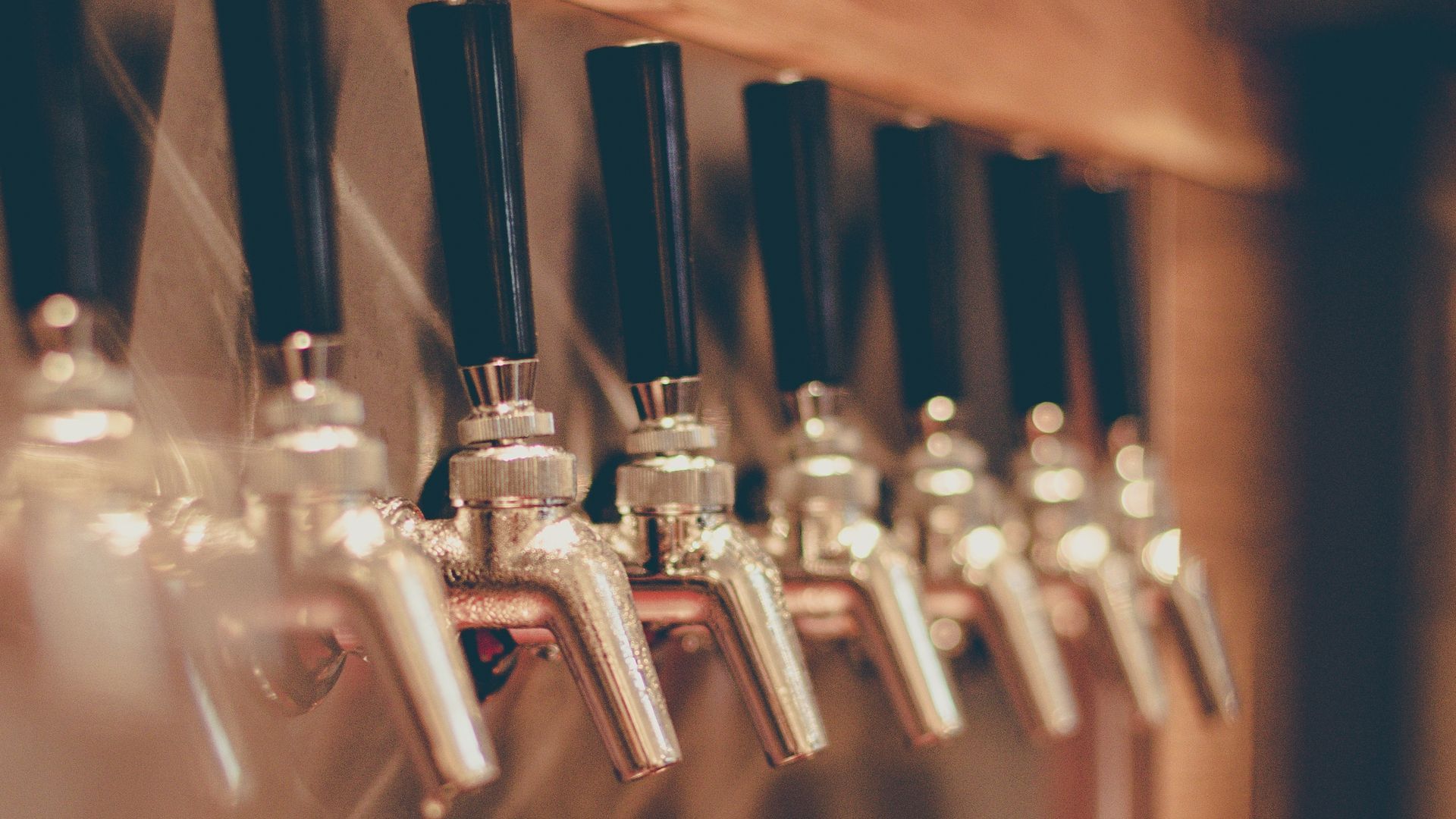 Man draait alle bierkranen open bij café in Aalten en gaat rustig op bankje zitten.