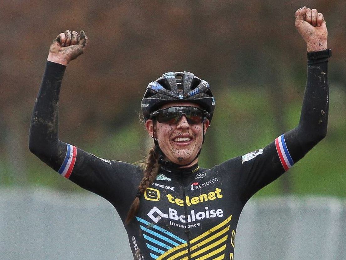 Lucinda Brand juicht, eerder dit seizoen bij haar zege in de Superprestigecross van Gavere.
