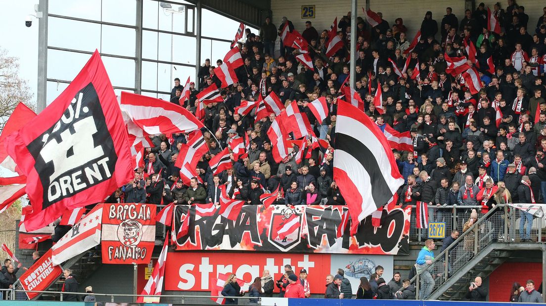 De fanatieke aanhang van FC Emmen (Rechten: Gerrit Rijkens)