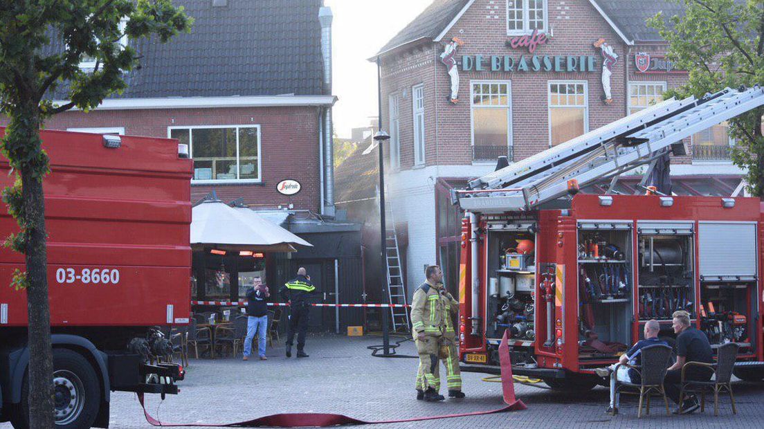 Meerdere voertuigen zijn uitgerukt vanwege de brand die ontstond in de meterkast (Rechten: De Vries Media)