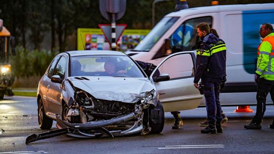 Jonge drugshandelaar opgepakt • botsing op kruising. Jonge drugshandelaar opgepakt • botsing op kruising.