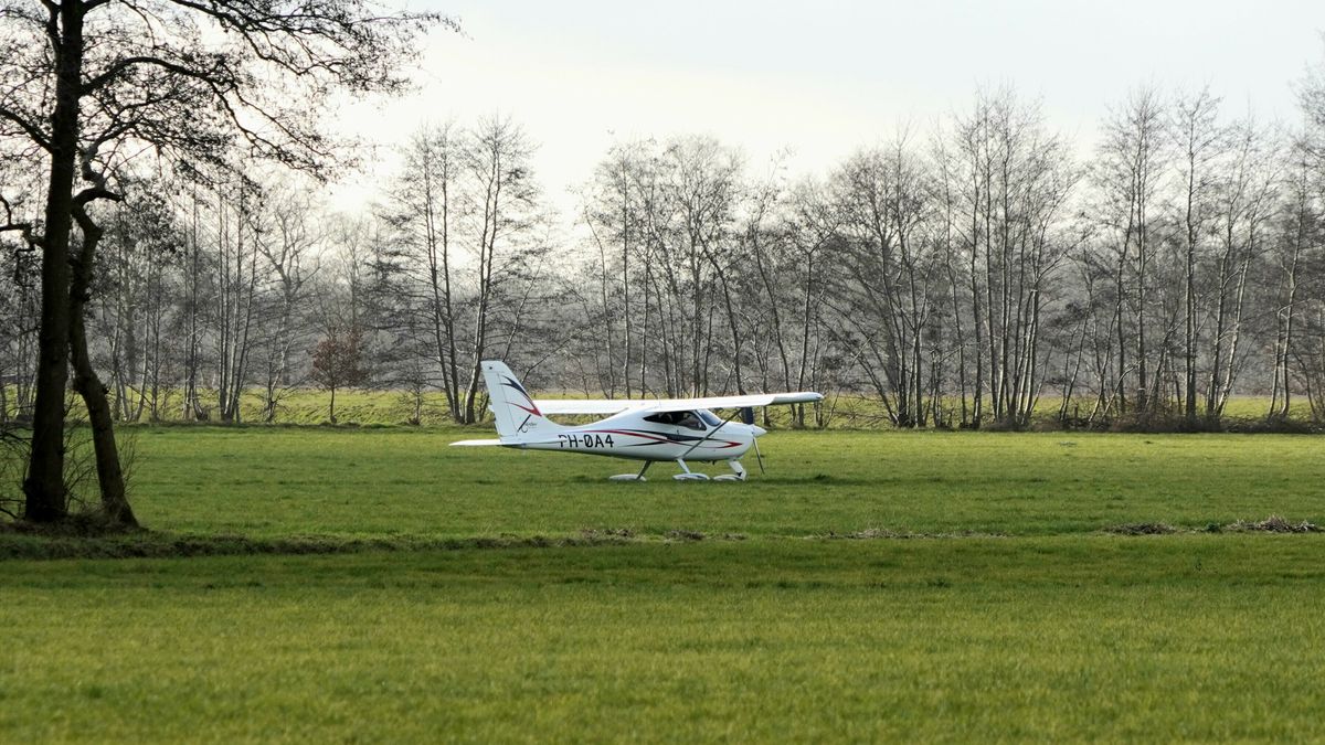 Lesvliegtuig maakt noodlanding in weiland: 'Dit hoop je niet mee te maken'
