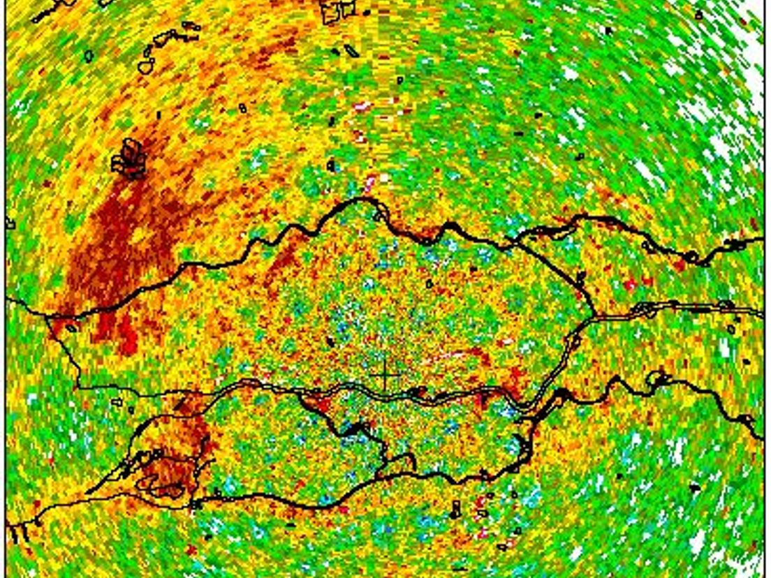 De Biesbosch om 00:16. De rode vlekken laten zien dat veel vogels in beweging zijn.