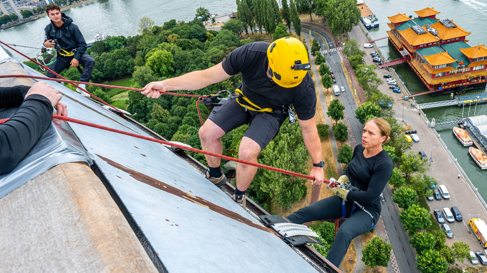 De burgemeester abseilend vanaf de Euromast