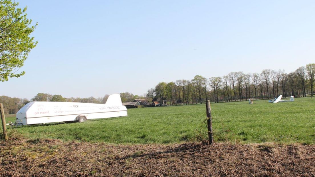 Zweefvliegtuigje maakt noodlanding in weiland Rijssen