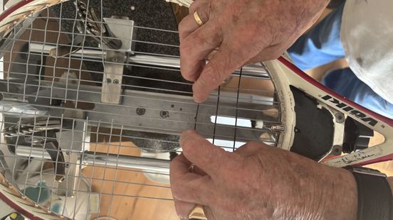 Harrie bespande tennisrackets van de grootsten ter wereld en wordt op zijn 93ste nog altijd gevraagd Nieuws