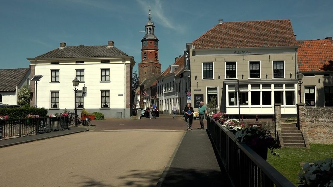 De auteurs aan de entree van het stadje Buren.