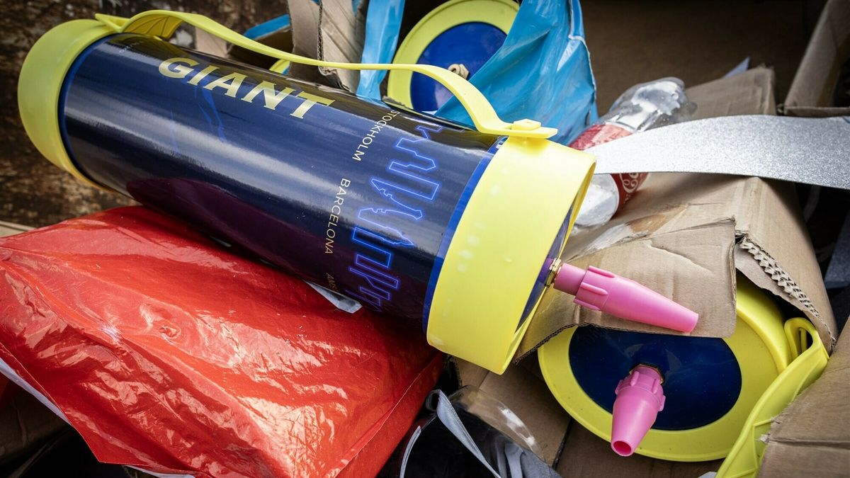 Lege lachgasflessen gedumpt in papiercontainer Oostburg