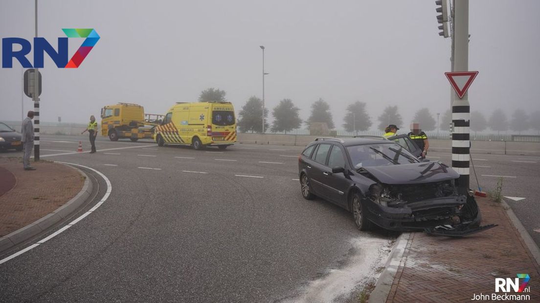 Door de dichte mist heeft de bestuurder zijn voorganger niet zien staan