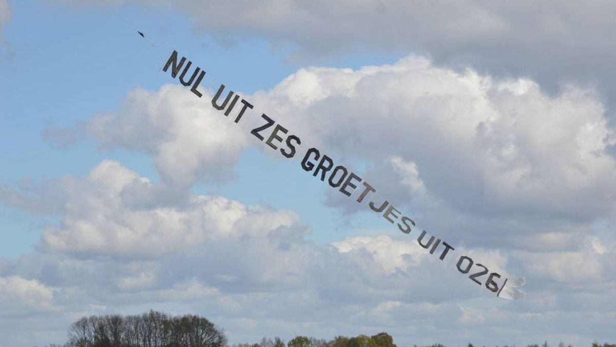 Pijnlijk rondje boven de stad: vliegtuigje treitert NEC na finale