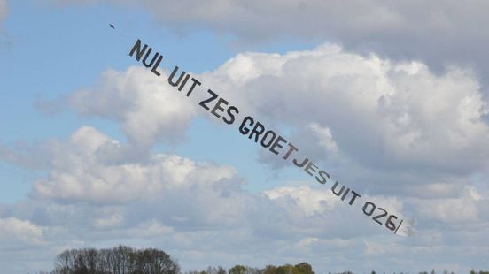 Extra pijn voor NEC: spandoek boven Nijmegen wrijft nederlaag in