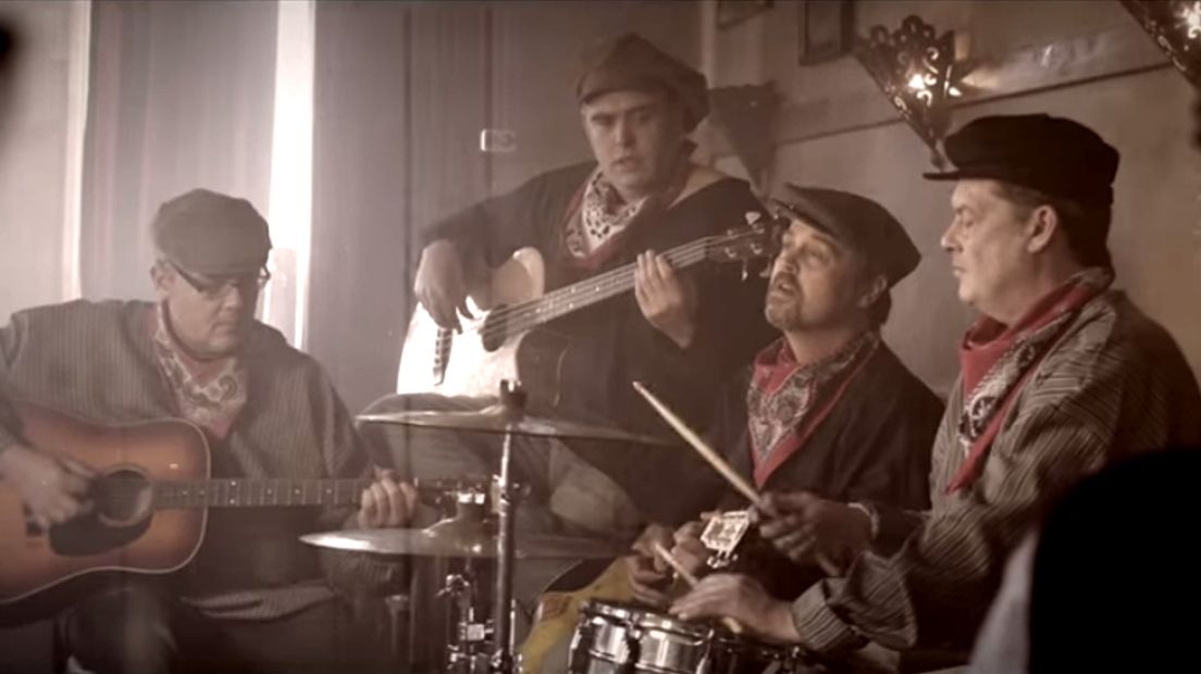 De clip is opgenomen bij het Veenpark Museum in Barger-Compascuum (Rechten: screenshot videoclip Mooi Wark)