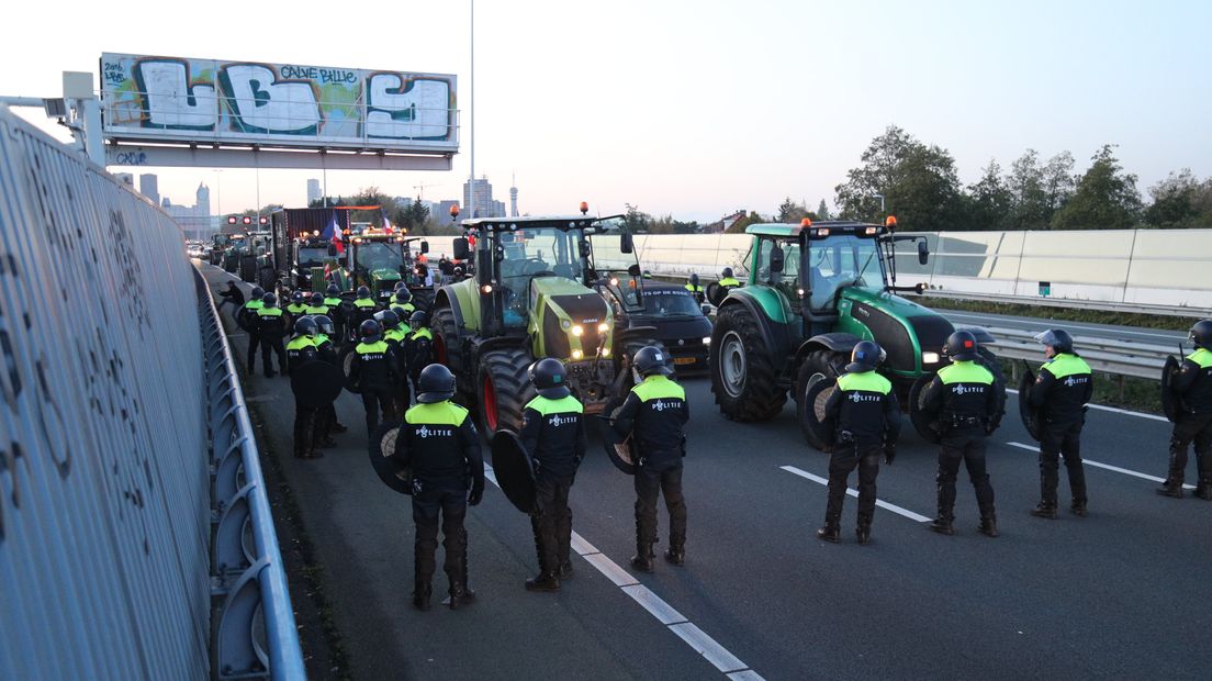 Politie stopt stoet met vertrekkende bouwdemonstranten